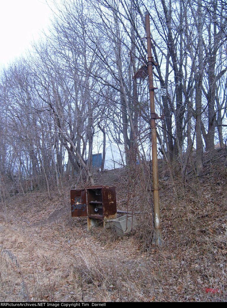 Distant signal & relay box west of station